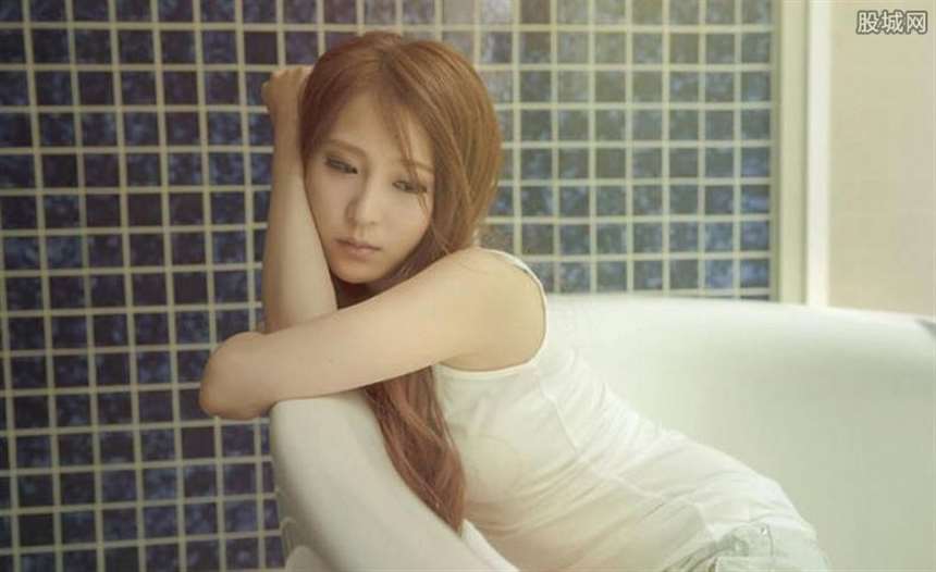 女子脱光洗澡被拍 美女全身脱光露三点被拍(图片)