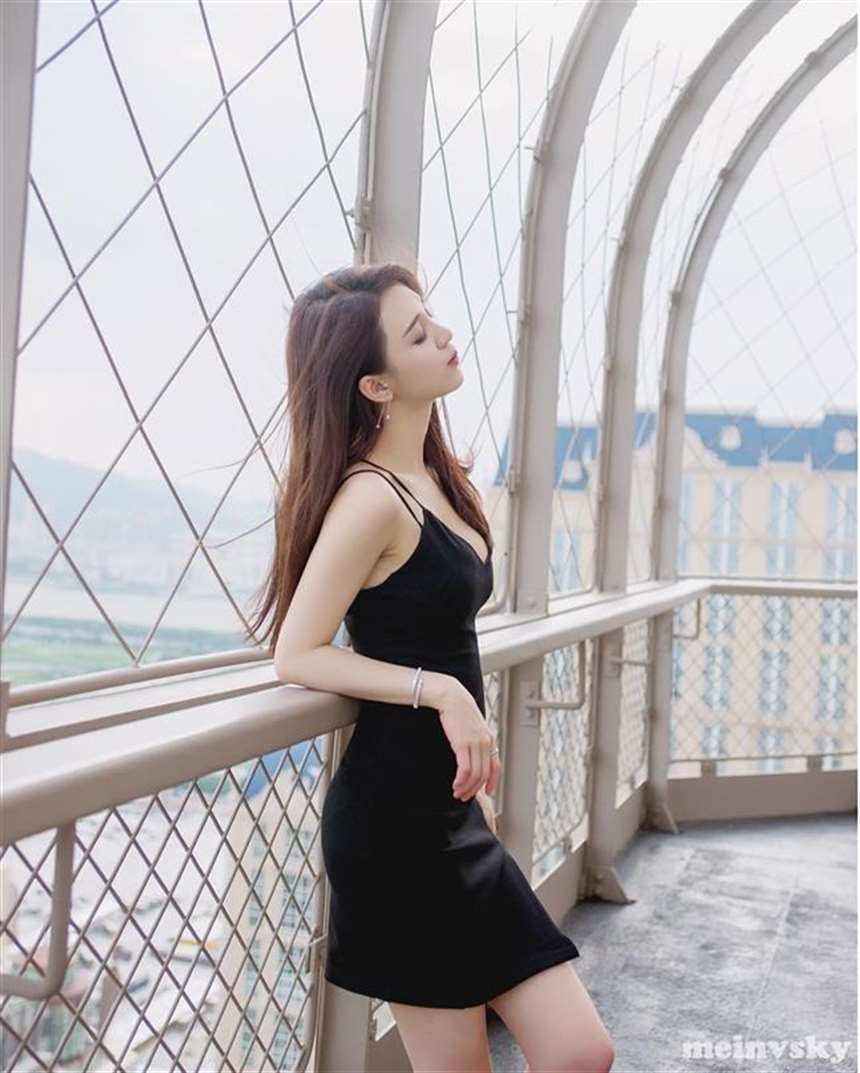 出入高级酒店的紧身超短裙美女!翘臀太诱惑!