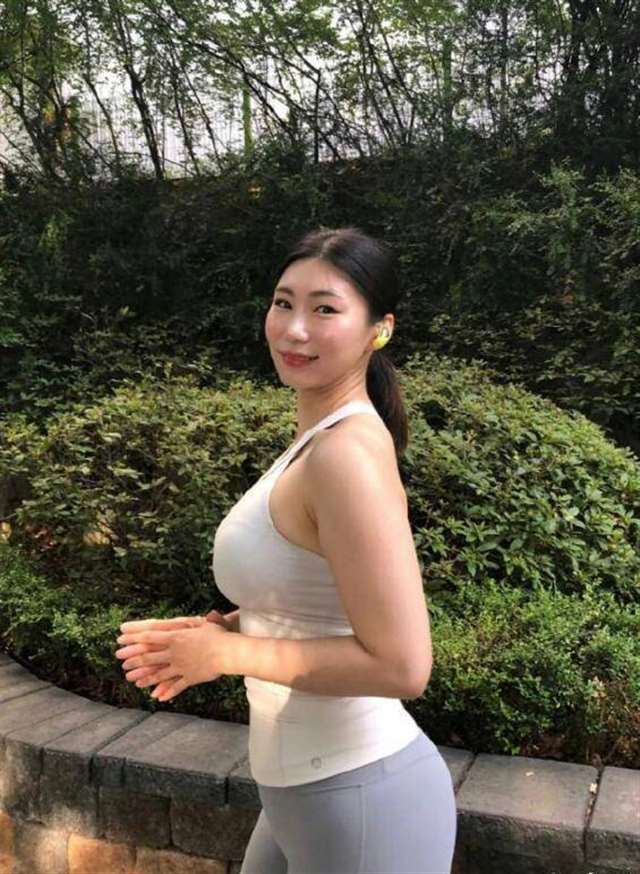 街拍:微胖的美少妇也有春天,这样穿搭突出极品美臀