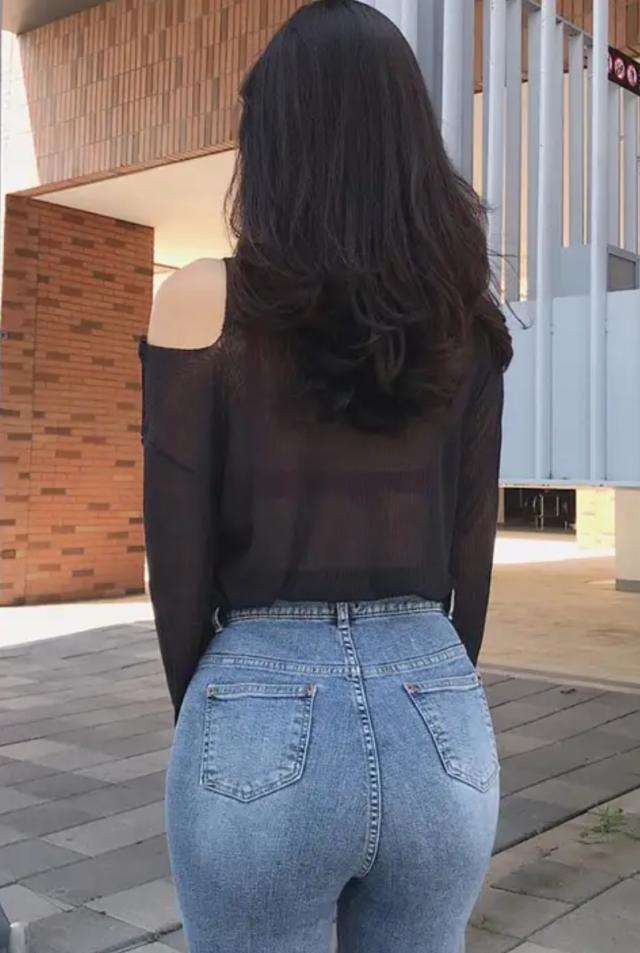 爱穿紧身牛仔裤的少妇性感身材随意穿出来美臀太迷人