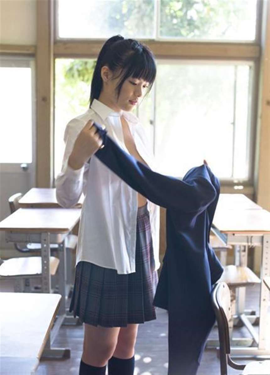 19岁日本女星教室换衣照曝光 大尺度上演制服诱惑