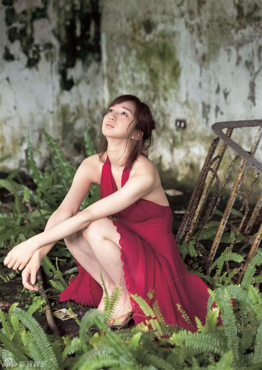 组图:日本女星芹那大尺度写真曝光丰臀纤腰