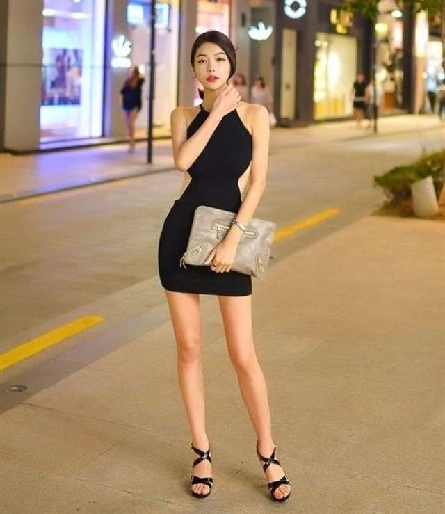 街拍:成熟妩媚的少妇,三十岁左右,丰满的上围实在吸引