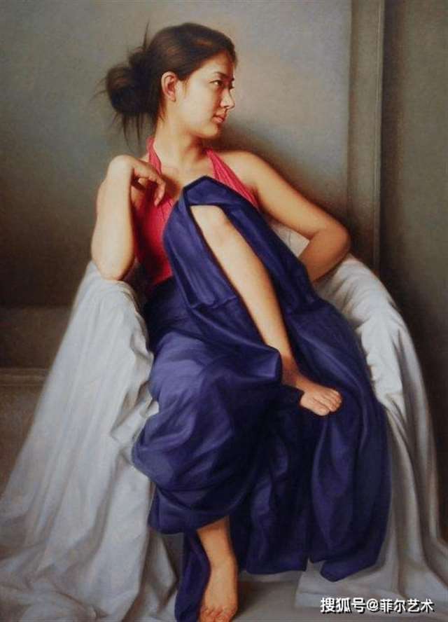 年轻画家人体油画中的美艳少妇,身披薄纱,难掩玲珑曲线