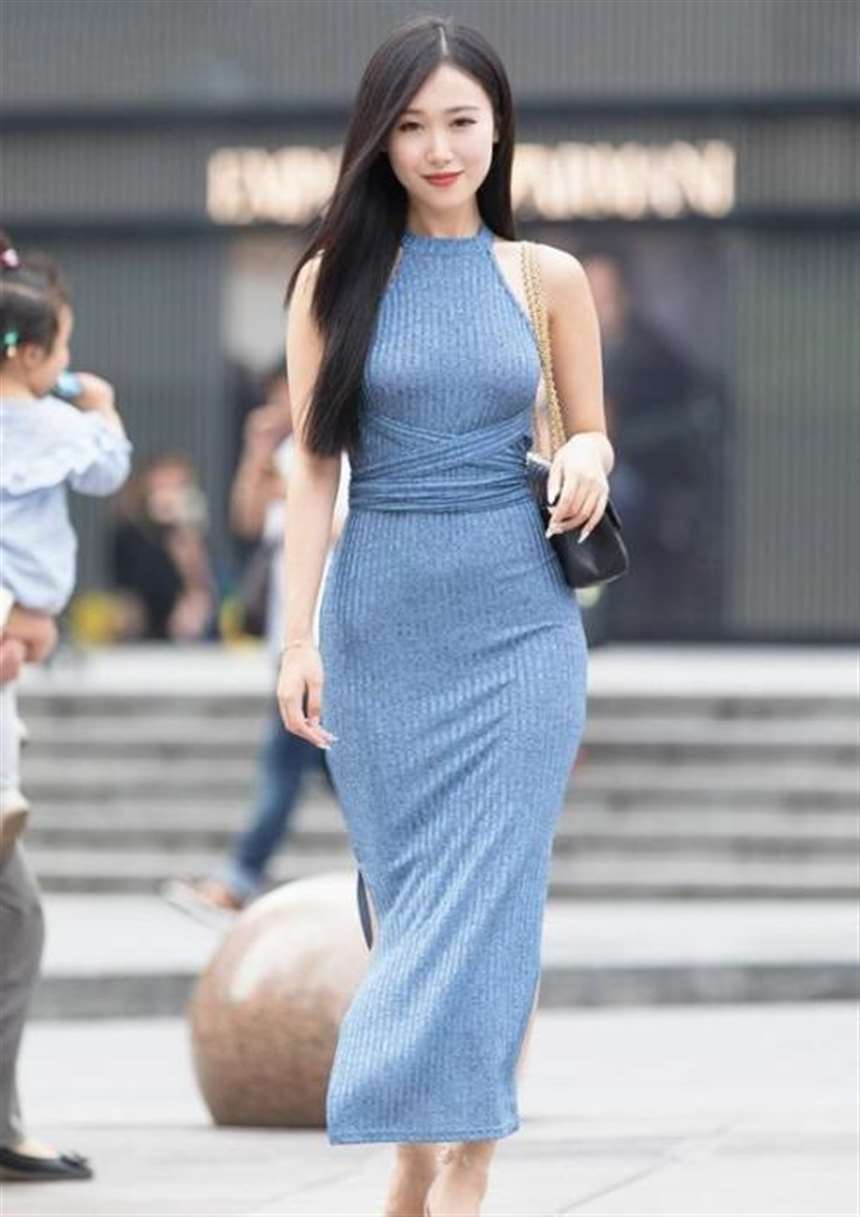 街拍:丰腴性感的美少妇,一袭露肩紧身开叉裙,曼妙曲线