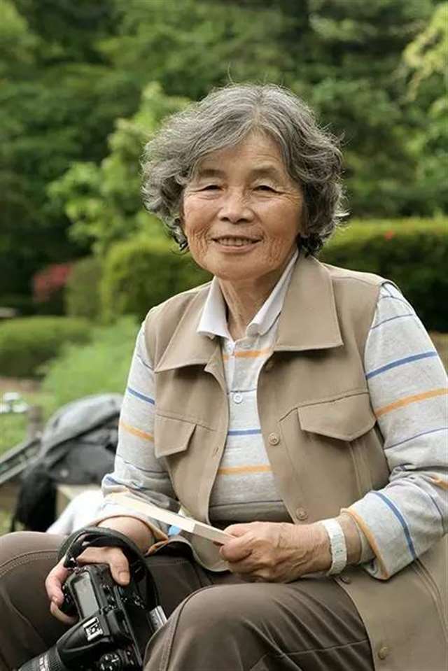 日本大地震后,70岁幸存老太为何活成了表情包