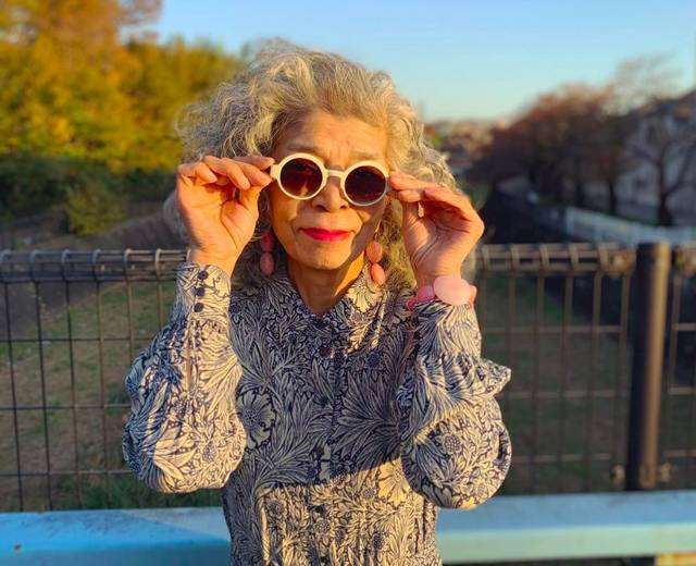 日本白发老太在穿搭上吊打年轻人,能活成这样也没谁了