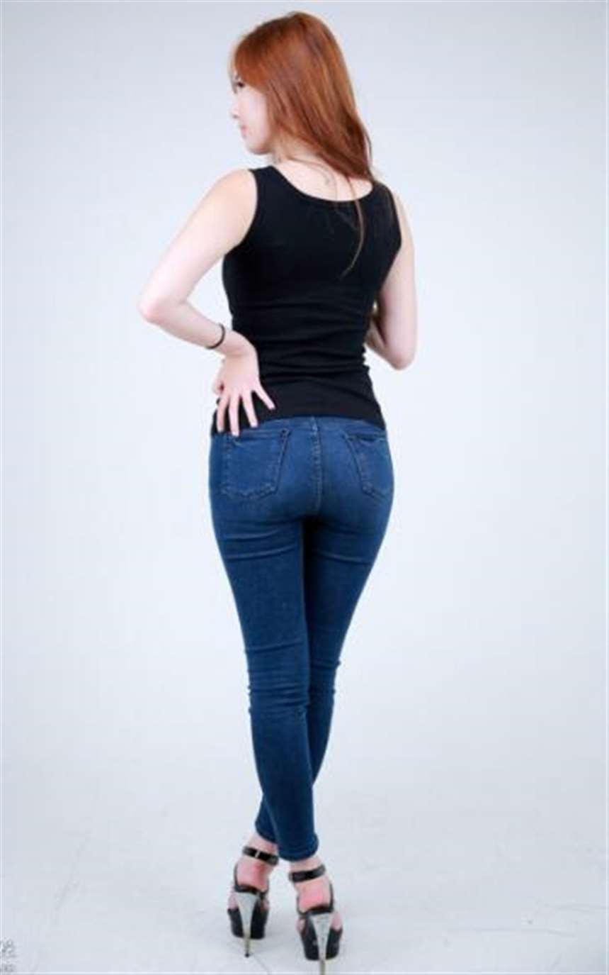 臀大女人穿紧身热裤展现凸翘身姿, 女人味十足