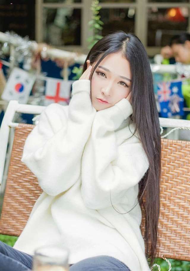 毛茸茸的毛衣少女俏皮巨胸性感魅惑可爱写真图片