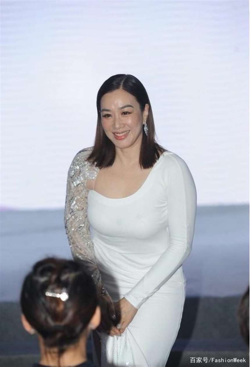 50岁钟丽缇真丰满,白色裙装凸显粗壮腰身,瘦下来会更美