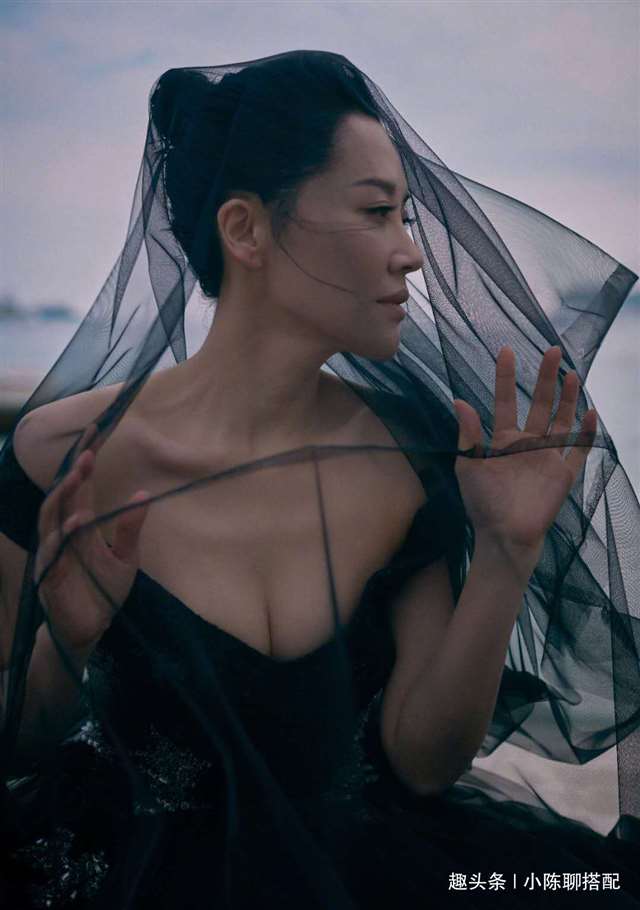 50岁许晴真不服老,一袭低v领黑色网纱裙女人味尽显,美