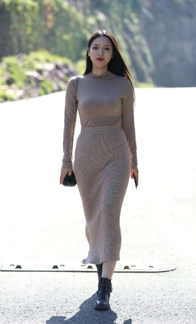 裸色紧身衣搭配长裙,时尚又简约,突出微胖女神成熟韵味