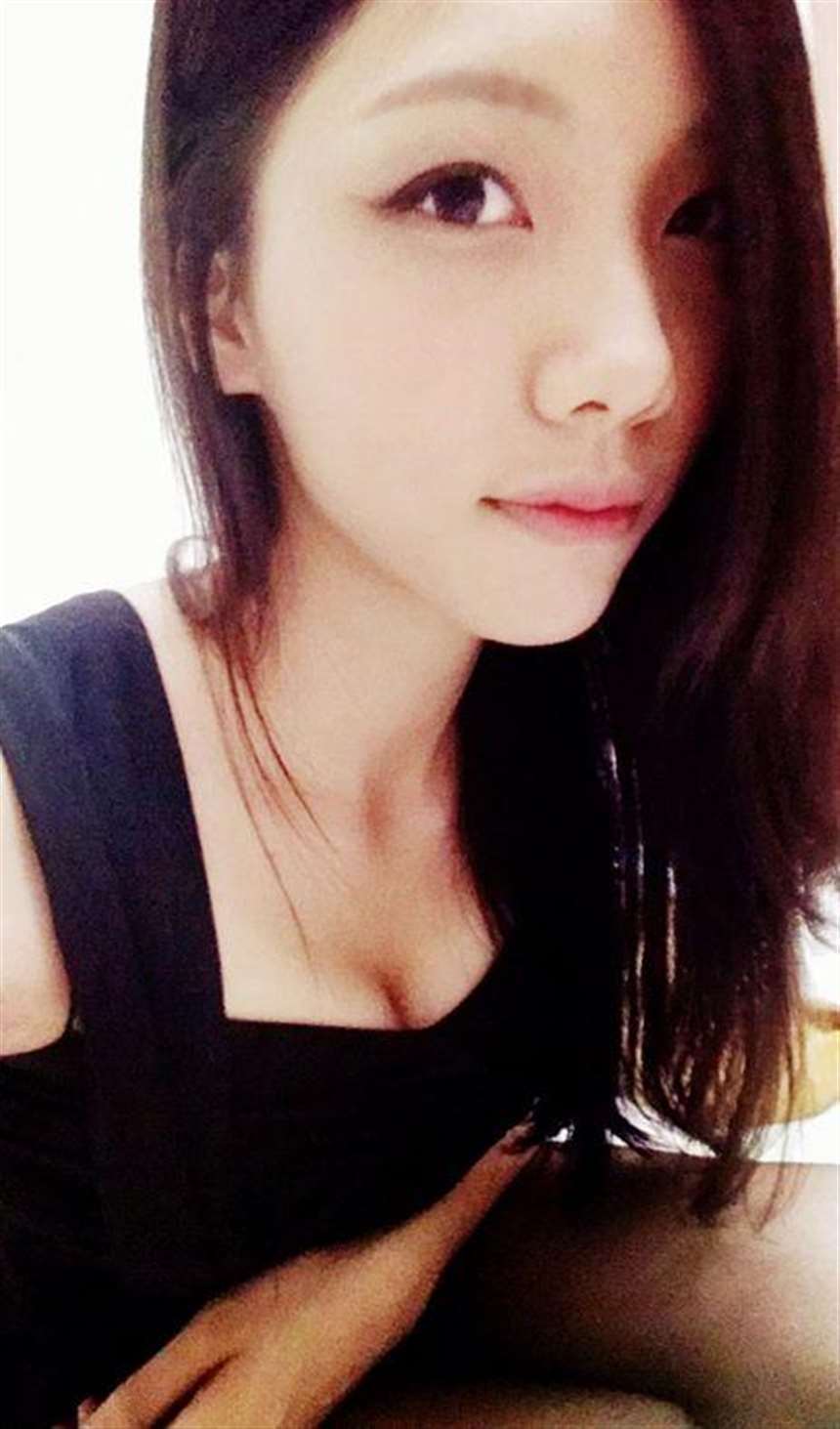 美女车手飘飘自拍秀身材.