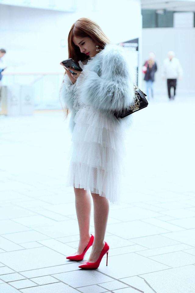 毛茸茸的性感妩媚美女,有一种想拥入怀中的感觉