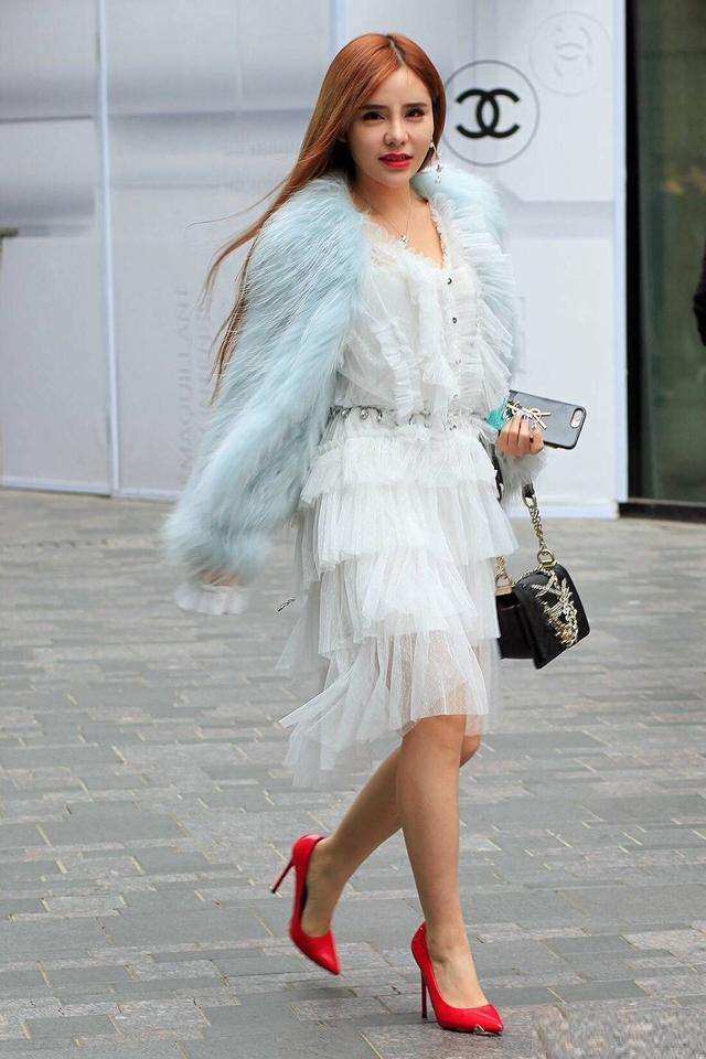 毛茸茸的性感妩媚美女,有一种想拥入怀中的感觉