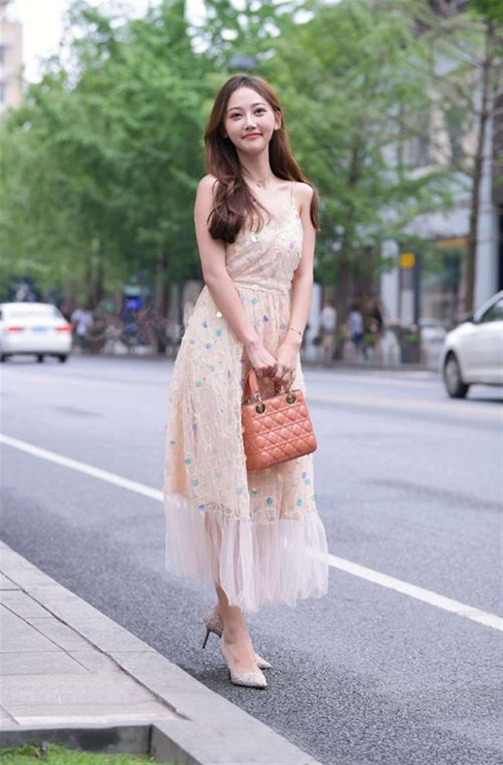 邻家少妇的味道,长裙飘飘,笑容醉人,怎能不让人上瘾?