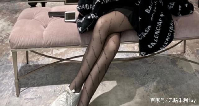 巴黎世家的黑色袜子什么梗