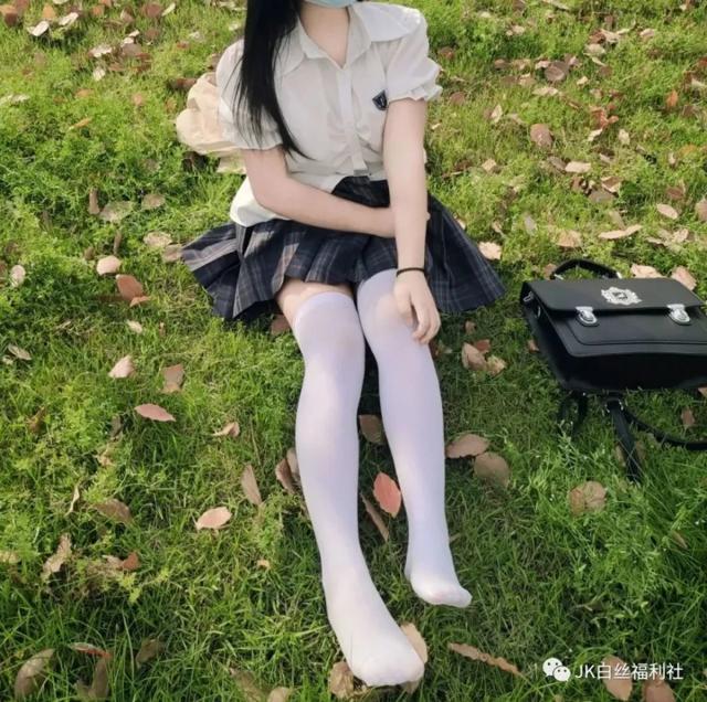 椅子上的白丝少女 是jk女孩呀第一期白丝