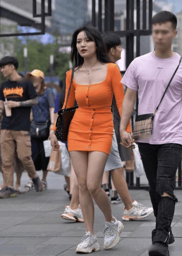 少妇穿上橙色包臀裙简直不要太性感轻松穿出熟女范
