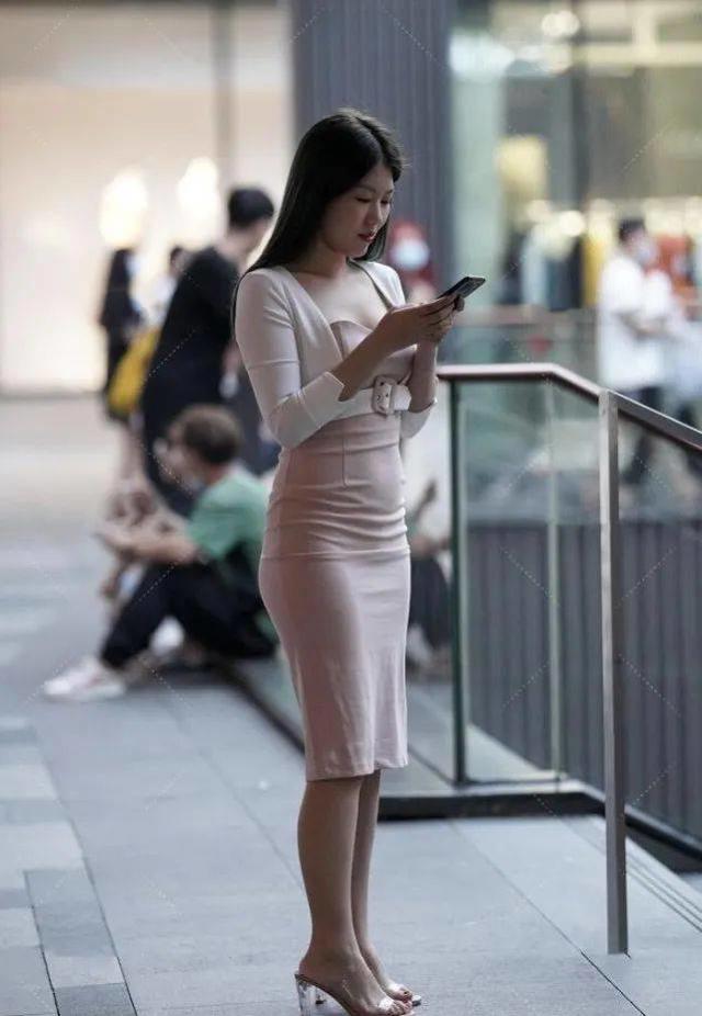 粉色裹身裙搭配白色外套干净又减龄30岁少妇穿出20岁的清纯气质