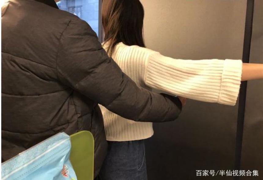 女同学弯腰看到她沟了真人高清私密图集