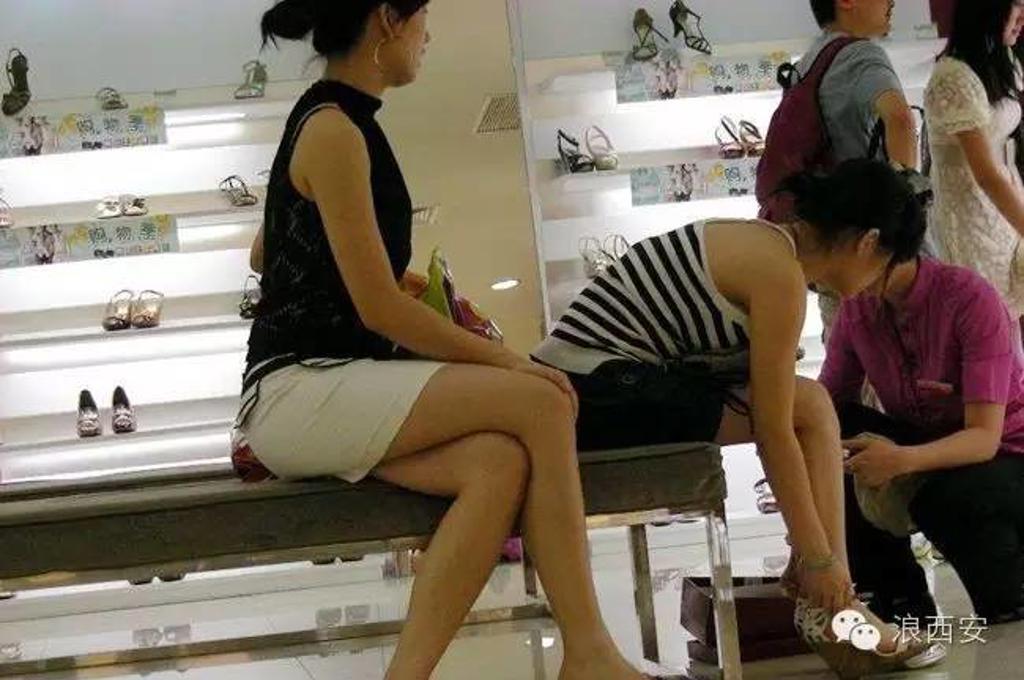 从上面看女生衣服里的胸  疯狂截图!