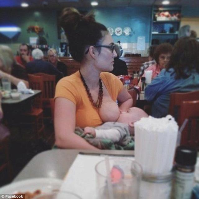 美国母亲餐馆哺乳遭食客瞪眼网上公布哺乳照