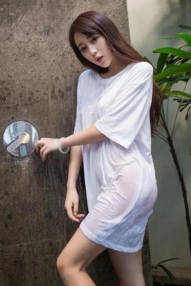 大胸美女酥胸翘臀湿身白衬衫性感美女写真图片