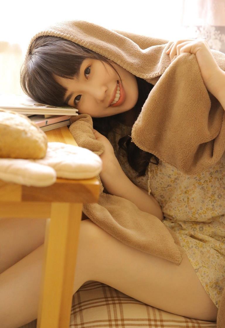 娇羞日本美女模特睡裙热裤居家诱惑写真图片