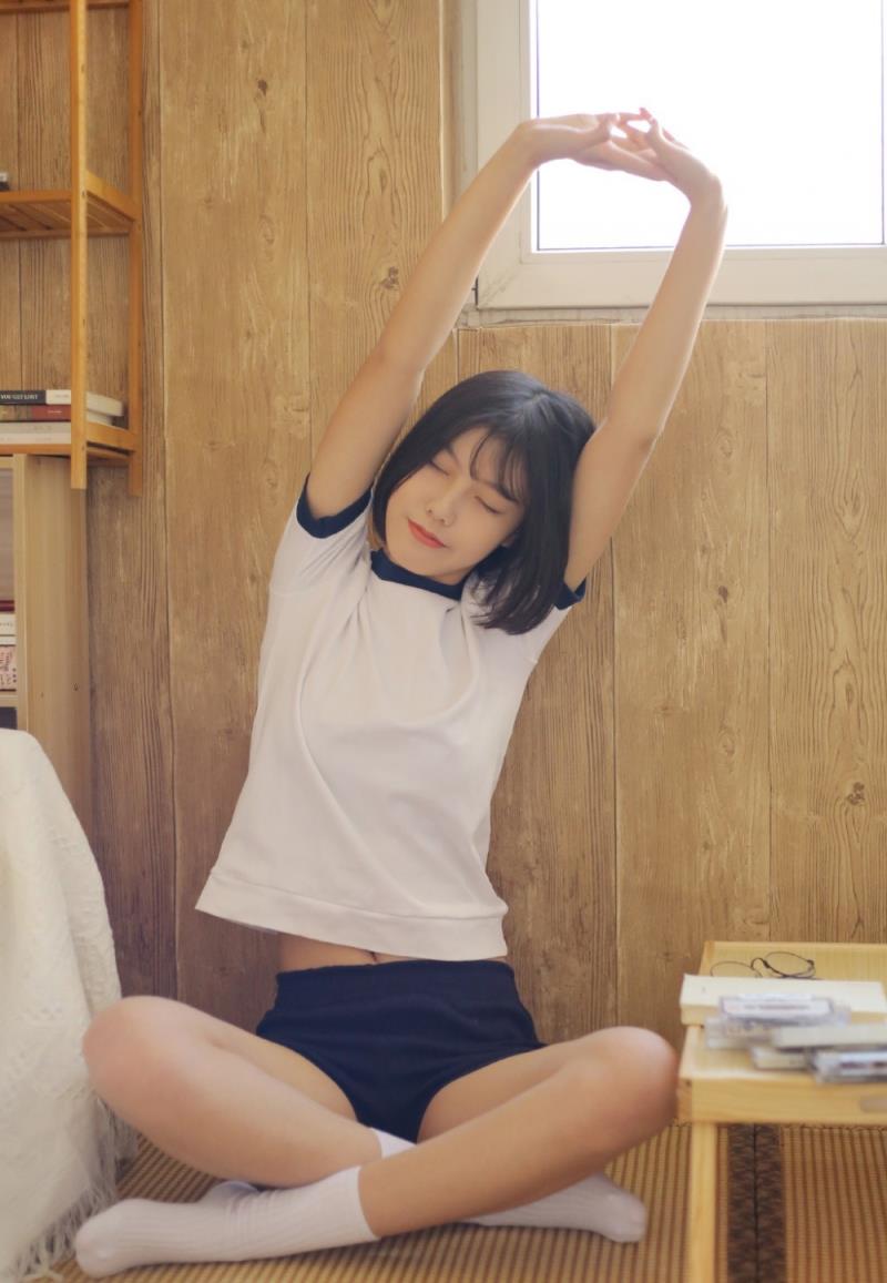 日本短发气质美女紧身运动服性感妖娆写真图片