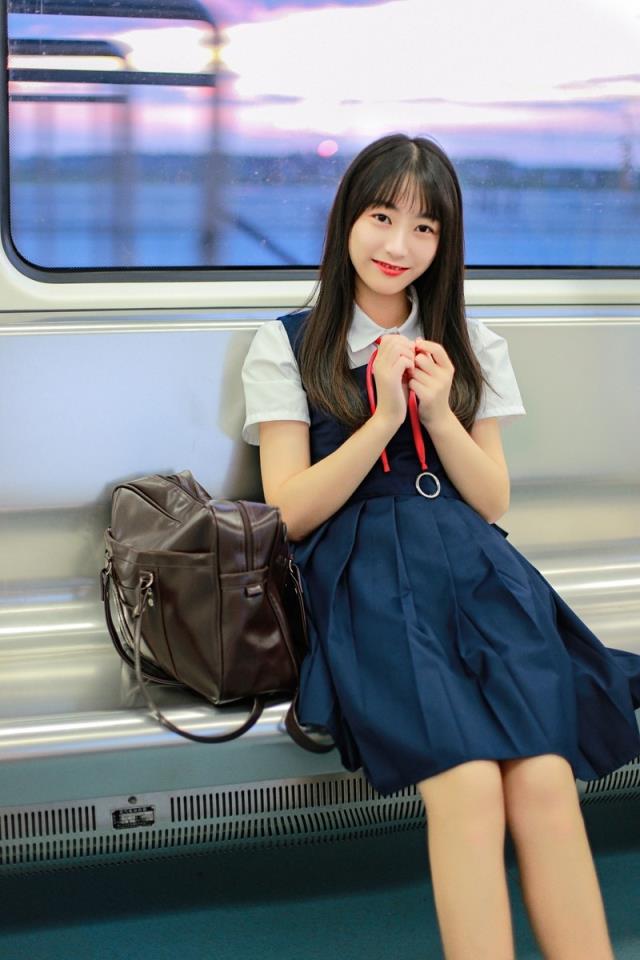 日本萝莉JK制服地铁唯美写真