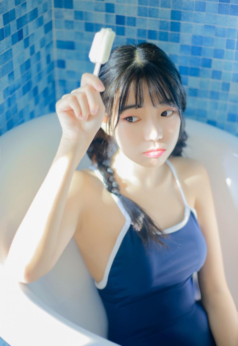 日系美女小萝莉双马尾吊带连体泳衣写真