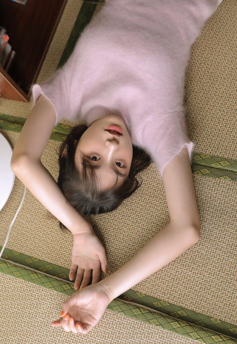 日本美女尤物白皙长腿卧室撩人唯美私房照