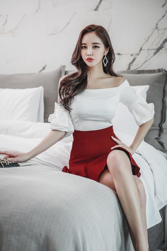 纯白一字肩性感红裙高挑身材在线撩汉美女写真