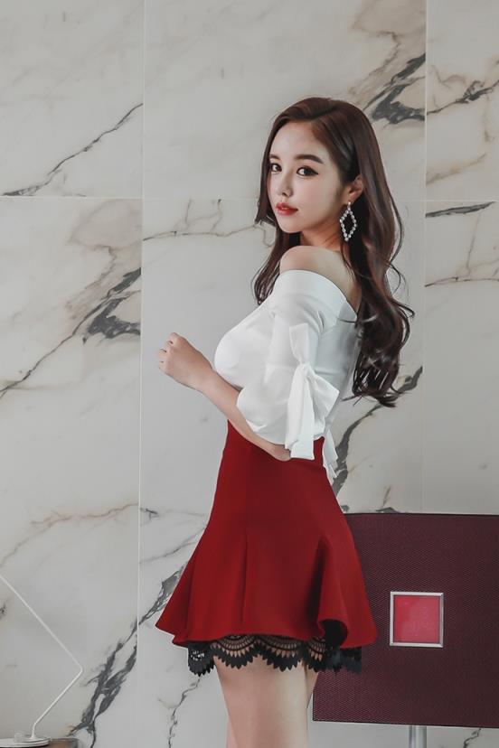 纯白一字肩性感红裙高挑身材在线撩汉美女写真