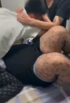 抖音女网红珍妮佛梓jennie狐仙被打事件，被家暴是剧本？假体都被打歪了