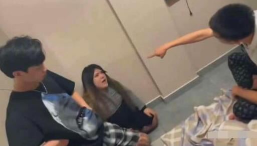 抖音女网红珍妮佛梓jennie狐仙被打事件，被家暴是剧本？假体都被打歪了