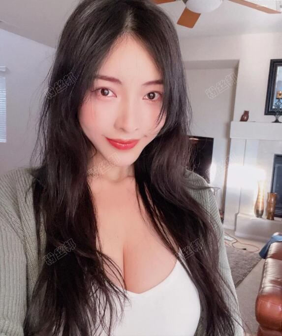 斗鱼谭晓彤资料她在哪儿直播，Elise谭晓彤兔兔已“下海”，现身国外直播