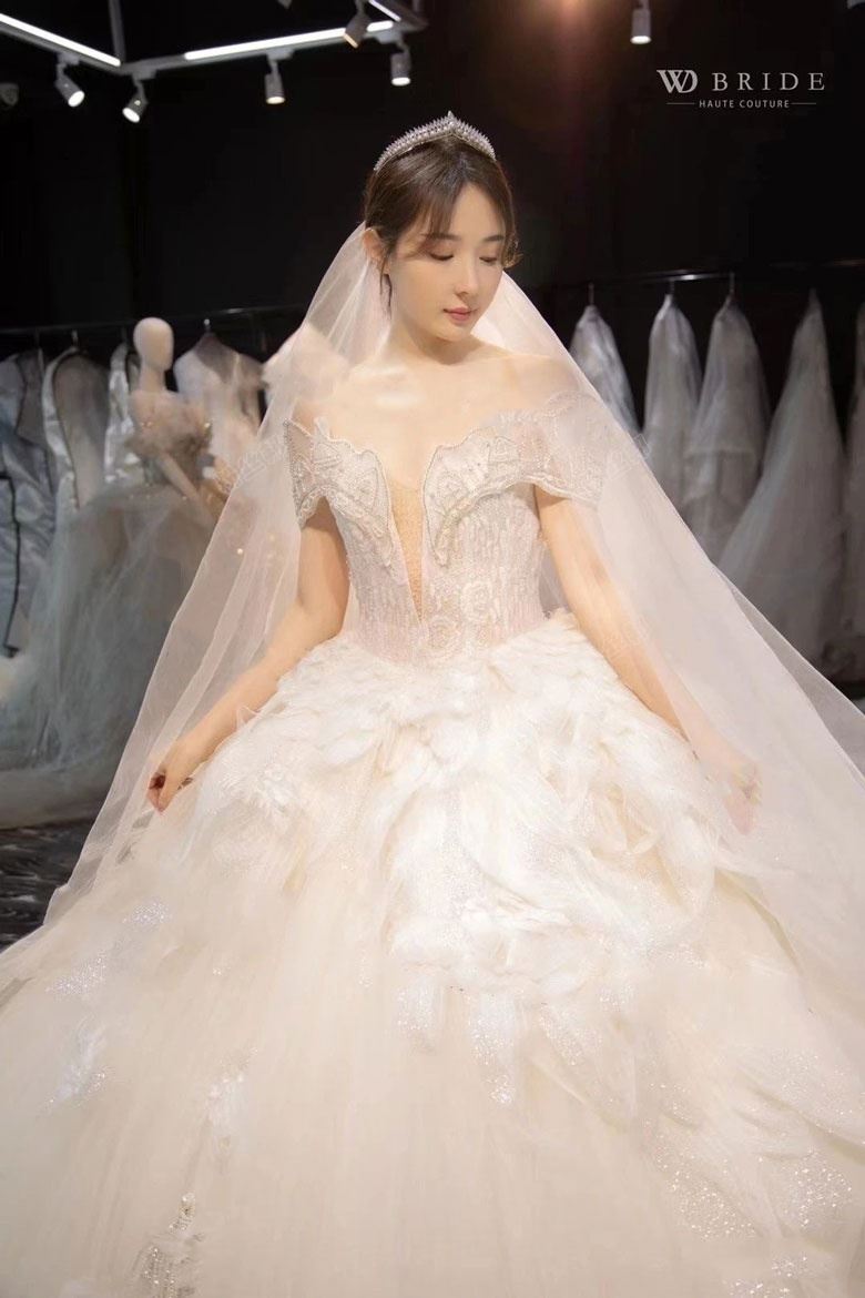 阿哲老婆婚纱照曝光，将在5月举办婚礼，哲嫂孙姗姗做过模特颜值真高