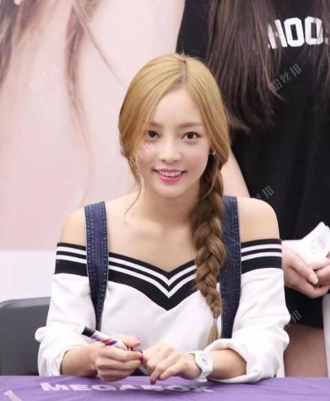 韩国网红潘南奎百科资料，潘南奎脸赞时代素颜写真照片，她整容过的恋爱黑历史吗