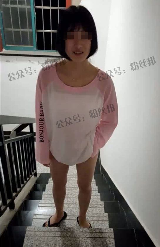 抖音白醋少女楼梯间视频事件，各种照片资源种子疯传，主角回应不是本人