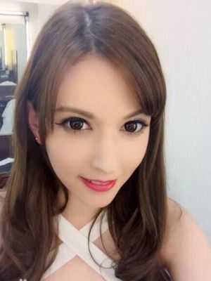 水咲萝拉原名泷泽萝拉个人资料简介蹲姿自拍照而走红