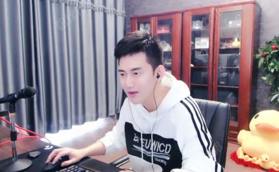 阿哲透露有大“料，直播间出现”罕见YY“黑马甲”，这是被盯上了