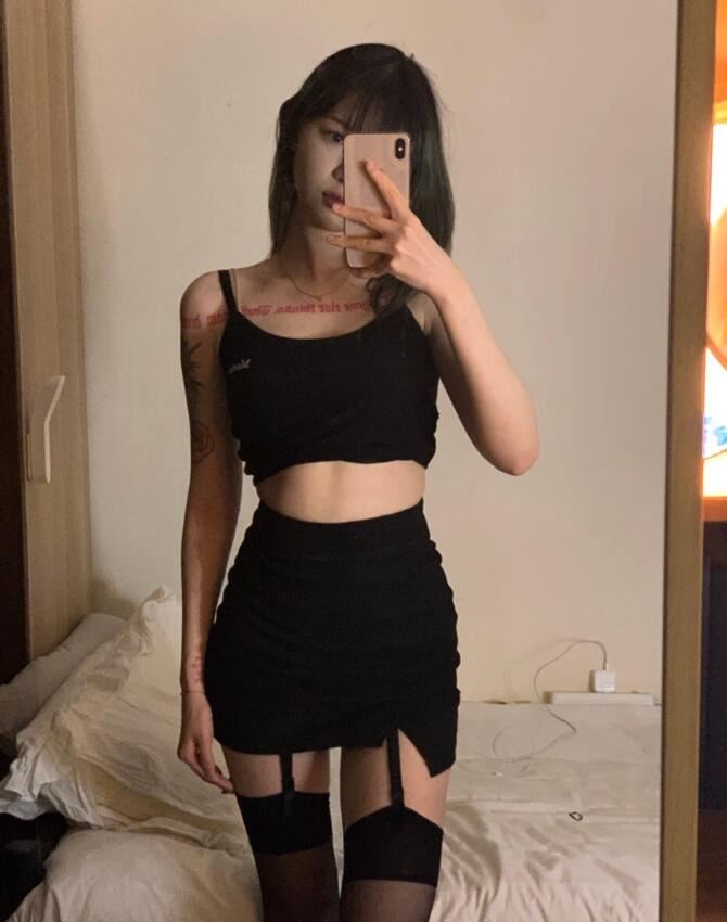 抖音机车美女“痞幼”身材一流，和虎哥等合拍视频，却因“睡衣照”泄露爆红