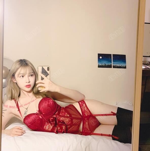 抖音机车美女“痞幼”身材一流，和虎哥等合拍视频，却因“睡衣照”泄露爆红