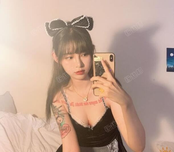 抖音机车美女“痞幼”身材一流，和虎哥等合拍视频，却因“睡衣照”泄露爆红