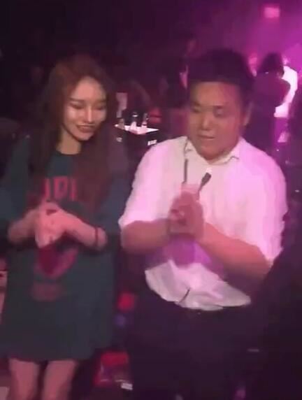 温婉小视频流出 许静婉摸大腿根视频无下限被摸若无其事