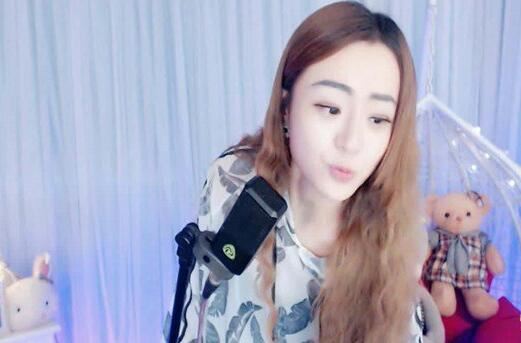 抖音苏谭谭个人资料简介，YY烟嗓主播苏谭谭图片，她是如何一步一步走红