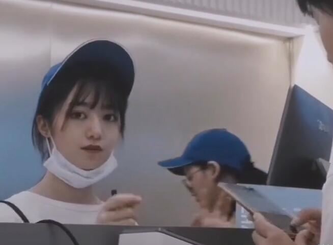 抖音星卡里奶茶店小姐姐撞脸王俊凯 不是王俊凯表姐但是是亲戚？