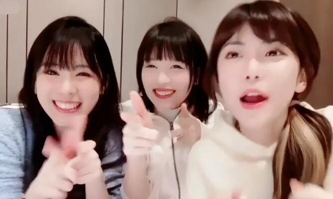 斗鱼七煌公会团建，米娜好身材成众主播焦点，摄像头都对着她直播